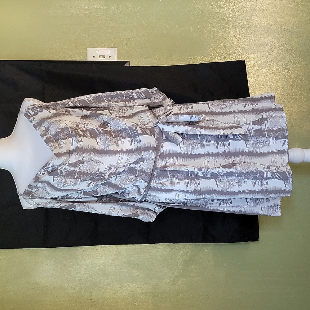 Love Stitch Gray & White Abstract Print Cold Shoulder Draped Dress - Size L